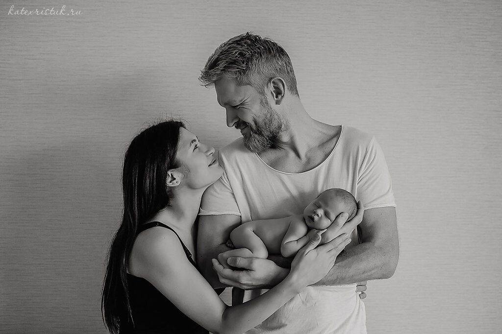 Черно-белый портрет семьи с новорожденным