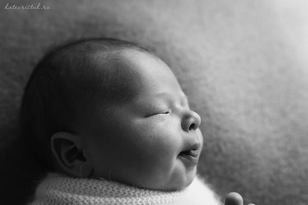 Черно-белое фото новорожденного